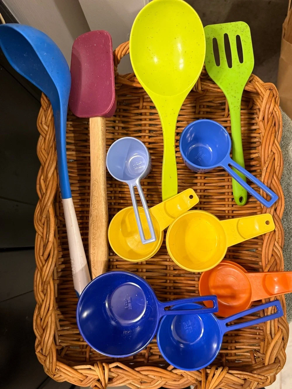 Kitchen Utensil & Measuring Cup Bundle Lot